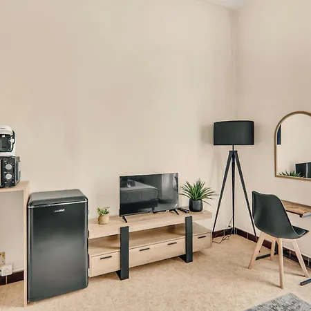 شقة Charming Studio, Balcony With Garden View, Liberation