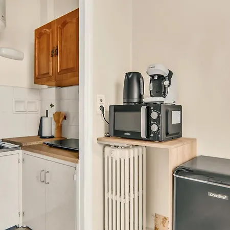 Charming Studio, Balcony With Garden View, Liberation شقة