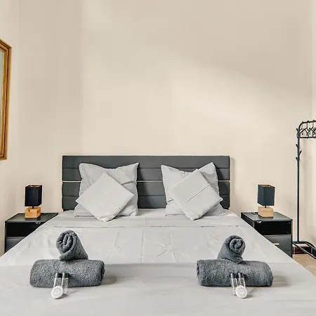 Apartman Charming Studio, Balcony With Garden View, Liberation