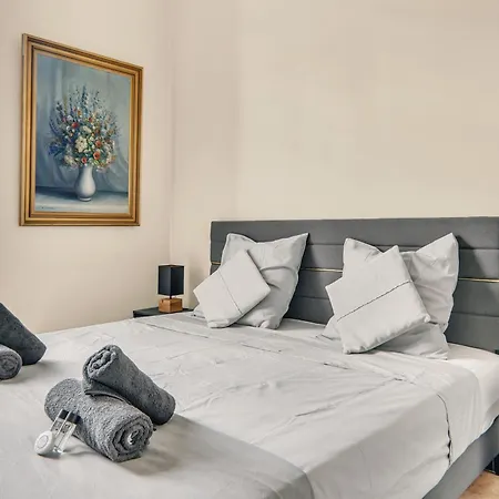 Apartman Charming Studio, Balcony With Garden View, Liberation *