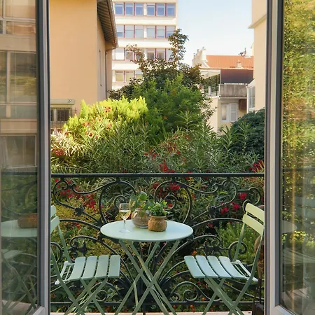 Charming Studio, Balcony With Garden View, Liberation شقة *