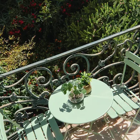 Charming Studio, Balcony With Garden View, Liberation شقة *